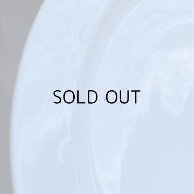 青白く、つややかなお品物です