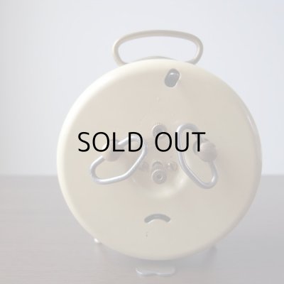 困ったような顔？をしています。