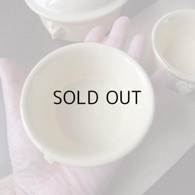 小さいほう2点は、少し黄味が強いクリーム色です。