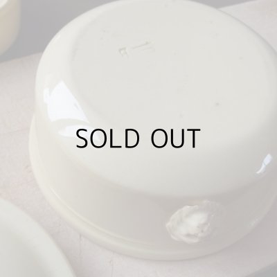 大きいほう（フタ付きのもの）の底です。