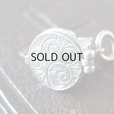 裏面にも凝った模様が。