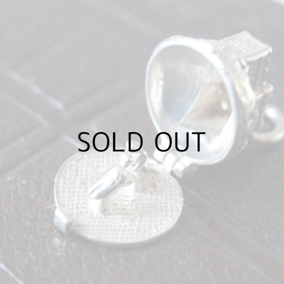 フタを開けると結婚式の真っ最中。