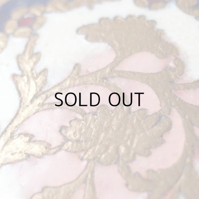 ボタンの中央は、ほんのりとピンク色。