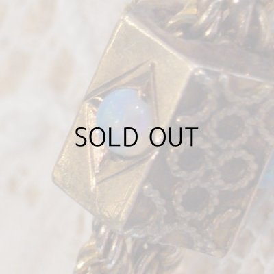 オクトゴナルのチャームには 天然オパールが3つセットされています。