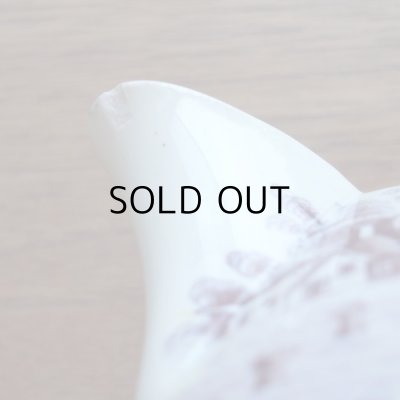 注ぎ口の裏のチップ。