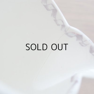 注ぎ口の横のヒビは内側まで貫通しています。