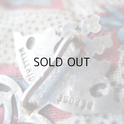 チェーンが通せるようになっています。