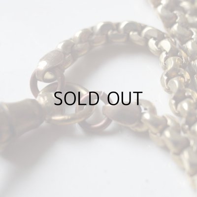 フックの 両側の金具が修理のため付け替えられています。