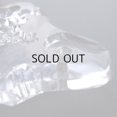 ヒモや鎖を通す穴があいています。