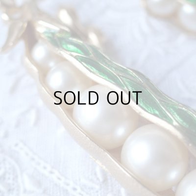 ふっくらしたフェイクパール。