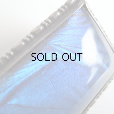 すいこまれそうな神秘の色ですね