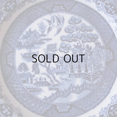 柳、二羽の鳥、小舟、楼閣、橋などが描かれています。