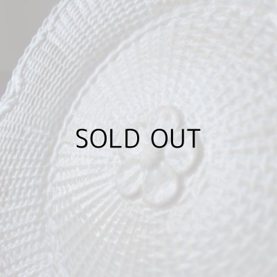 真ん中のお花（苺のお花と思われます）のレリーフ