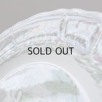 リムがレリーフ状になっています