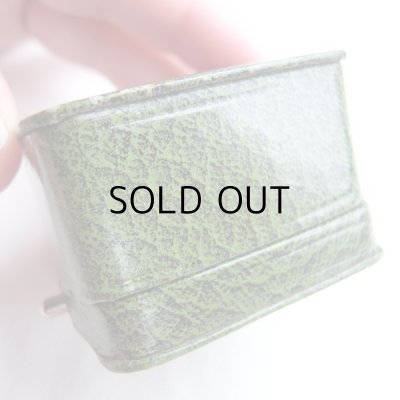 実際に凸凹しているわけではなく印刷プリントです