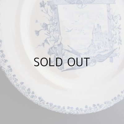 リムをぐるりと囲む小花も愛らしい