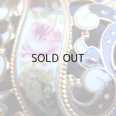 中央に咲くのは手書きのピンクの薔薇の花