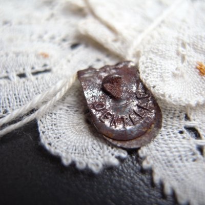 金具に「dentelle」（レース）と刻印があります