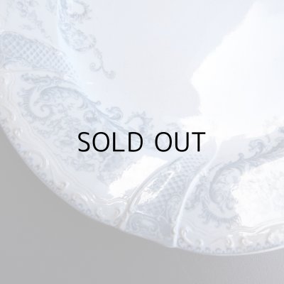 くっきりと浮かび上がるレリーフ