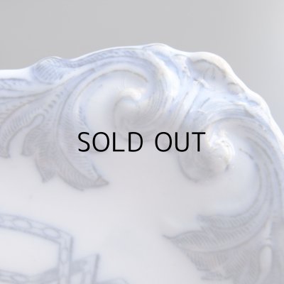 わずかな色シミ、スレがみられます