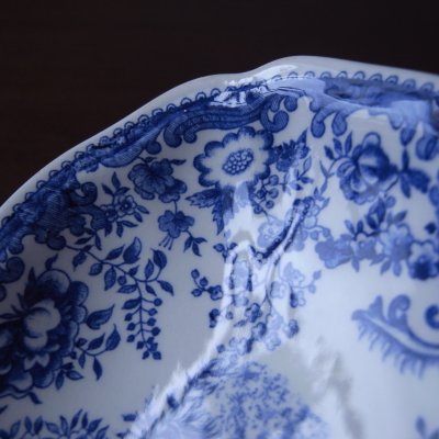 緩やかなレリーフ状になっています