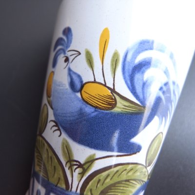 鶏が大事そうに卵を抱えています