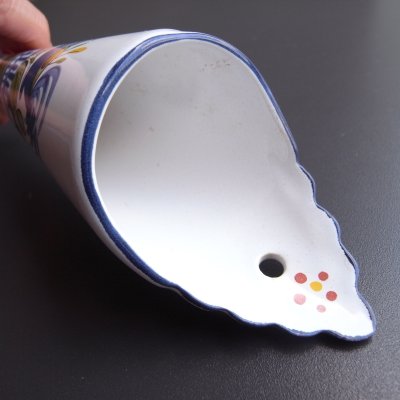 つるすための穴が空いています