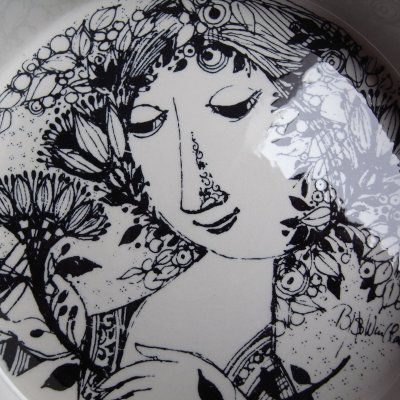 つややかで、未使用と思われます