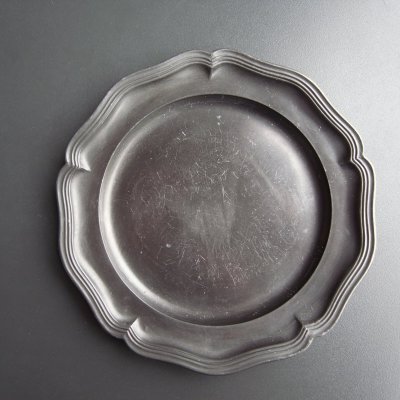 画像1: キリリとしたピューターの花リム皿　フランスアンティーク