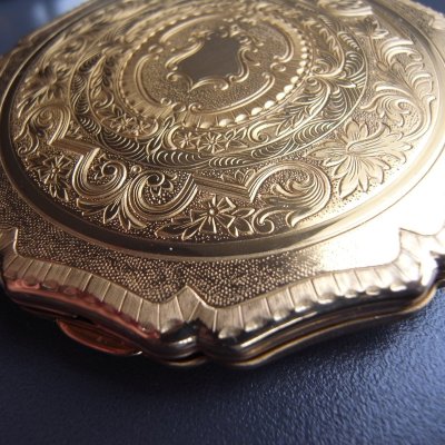 とても繊細で細かい模様です