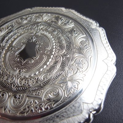 細かくて繊細な模様です