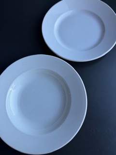 クレイユモントロー の平皿と深皿。