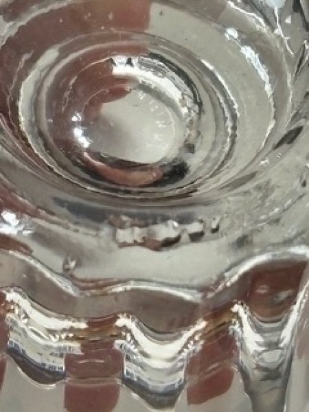 底にカケた部分がございます