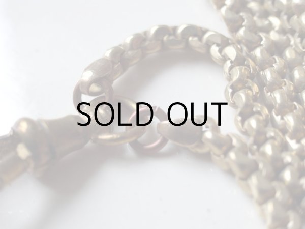 フックの 両側の金具が修理のため付け替えられています。