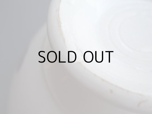 高台に凹み。製造時のものと思われます。釉薬がかかっています。