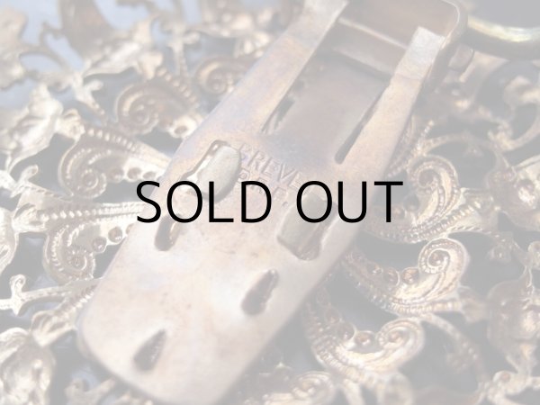 この止め金具がちょっと鋭くて...