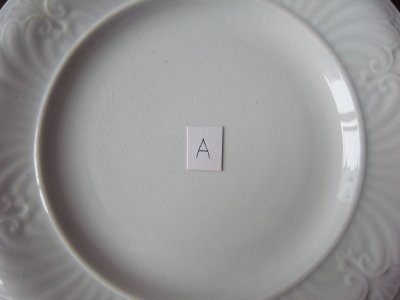 画像2: クレイユモントロー レリーフのお皿『A 』 フランスアンティーク