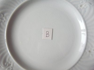 画像2: クレイユモントロー レリーフのお皿『B 』 フランスアンティーク