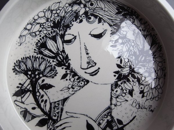 つややかで、未使用と思われます