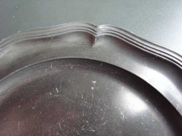 画像2: キリリとしたピューターの花リム皿　フランスアンティーク (2)