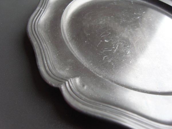 画像6: キリリとしたピューターの花リム皿　フランスアンティーク (6)