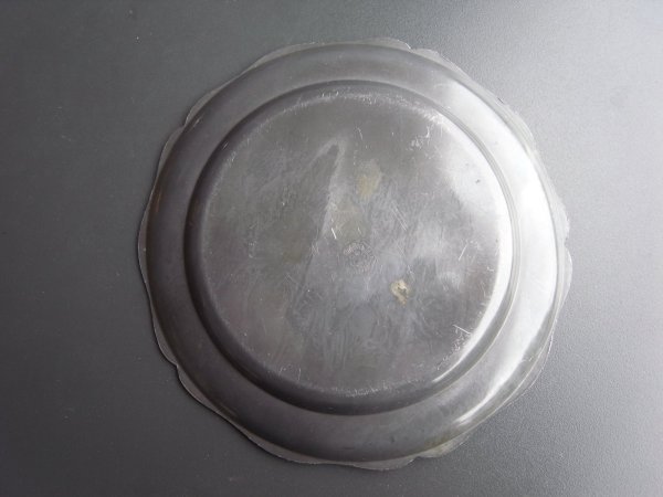 画像13: キリリとしたピューターの花リム皿　フランスアンティーク (13)