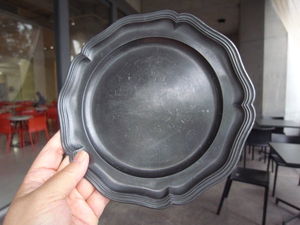 画像21: キリリとしたピューターの花リム皿　フランスアンティーク (21)