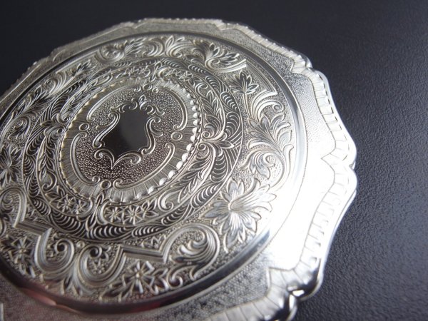 細かくて繊細な模様です