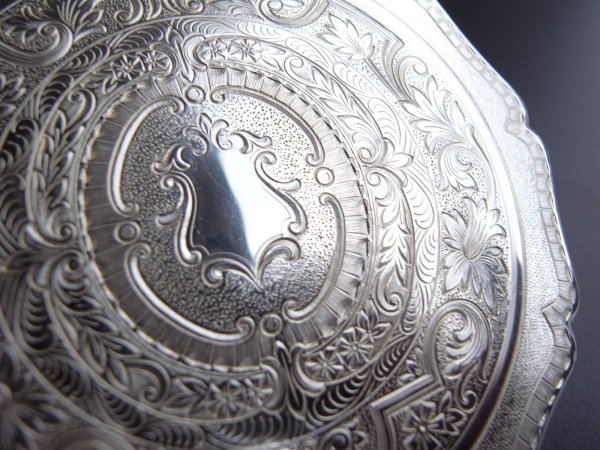 イニシャルなどを入れて使用するためのスペース