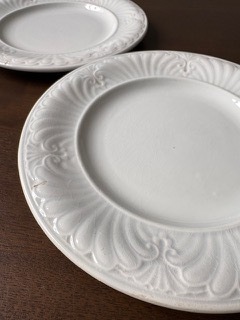 Creil et Montereauのレリーフのお皿。