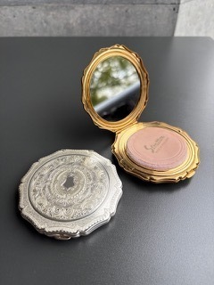 Strattonのコンパクトミラー。