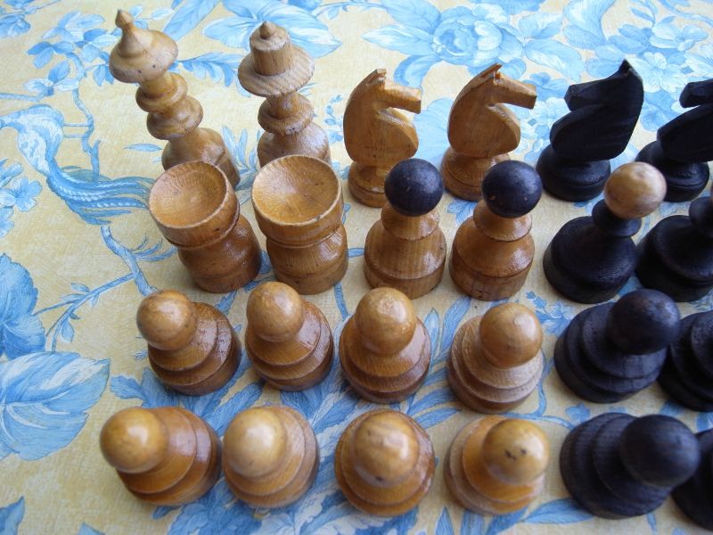アンティーク木製合板にバール材を貼り合わせたチェス版＆樹脂製の駒のセット