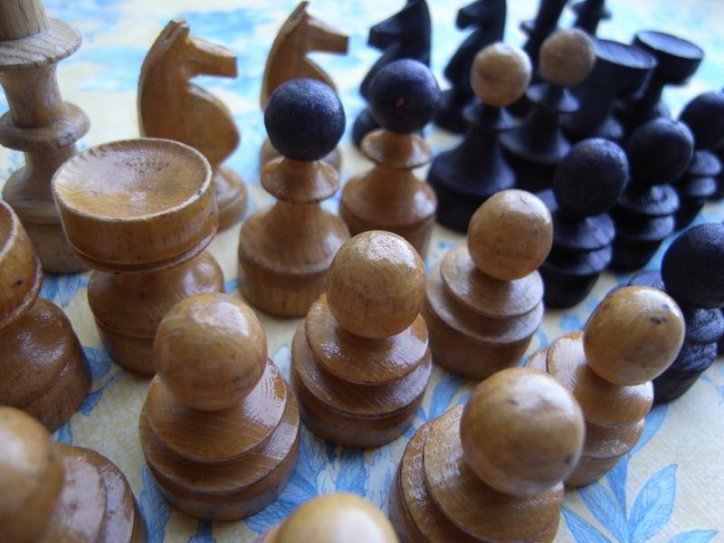 木製チェスの駒 アンティーク テーブルB